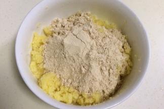 继续加入熟糯米粉，翻拌均匀。