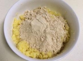 继续加入熟糯米粉，翻拌均匀。