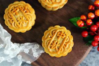 刚出炉的月饼饼皮有点干硬，放凉后，密封保存两三天，待回油后更加油润可口。