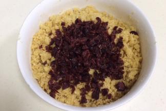 最后加入切碎的蔓越莓干，翻拌均匀。