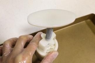 倒扣在不沾烤盘内，力道均衡的向下按压。