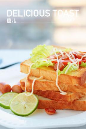 将放凉的吐司切成薄片，放入烤箱180度烤5-8分钟，放上火腿片或蔬菜即可食用。