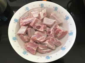 子排切成小段，用清水浸泡出血水。