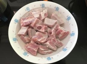 子排切成小段，用清水浸泡出血水。