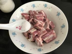 将浸泡好的排骨加入1小勺盐拌匀。