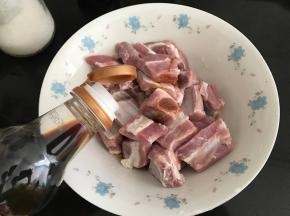 加2勺生抽拌匀。