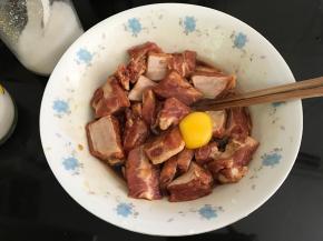 再打入一个鸡蛋拌匀。