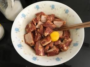 再打入一个鸡蛋拌匀。