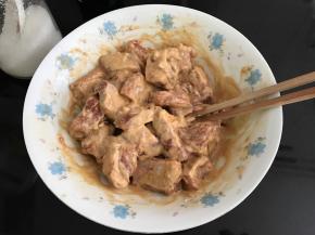 然后加入1大勺糯米粉让排骨上浆。腌制30分钟。