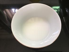 1勺生粉加清水调成水淀粉待用。