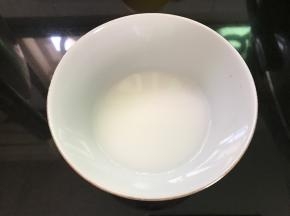 1勺生粉加清水调成水淀粉待用。