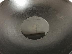 锅中放适量油。