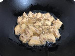 放入腌制好的排骨。