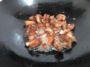 炸至金黄色起锅。