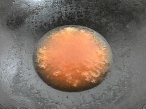 锅中留少许底油，放入1大勺蕃茄酱、2勺醋、适量糖调成糖醋汁。