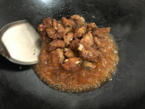 最后放入水淀粉勾芡翻炒均匀后出锅。