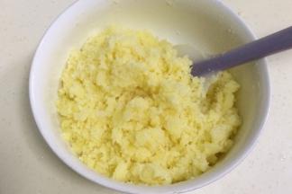 加入椰蓉，用刮刀翻拌均匀。