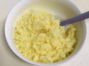 加入椰蓉，用刮刀翻拌均匀。
