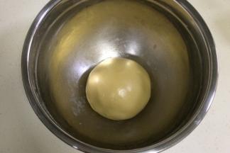 用刮刀拌匀，带上一次性手套用手抓捏，揉成光滑的面团。