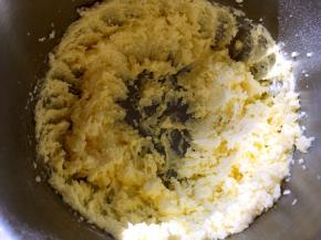 加入糖粉打发至黄油颜色变浅