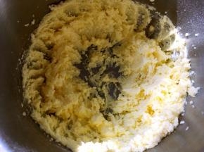 加入糖粉打发至黄油颜色变浅