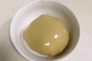 包上保鲜膜，室温醒发1～2小时。