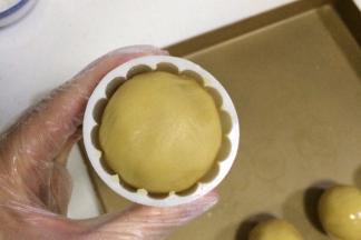 然后装入月饼模具内。