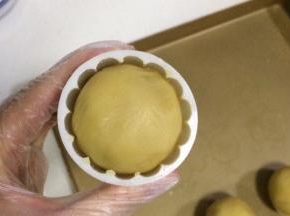 然后装入月饼模具内。