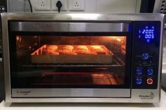 入预热好的烤箱中层，上下火200度烤制6分钟定型。