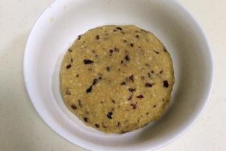 拌匀后盖上保鲜膜，加入冰箱冷藏半个小时。