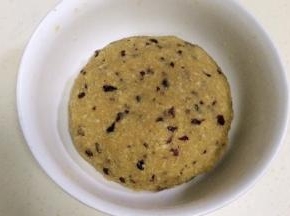 拌匀后盖上保鲜膜，加入冰箱冷藏半个小时。