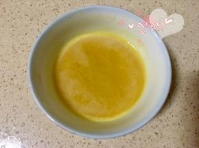 2、百香果用搅拌机打汁后取汁，过滤籽。