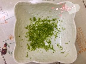 1、青柠刮出皮屑，不要白色部分。