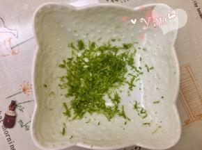 1、青柠刮出皮屑，不要白色部分。