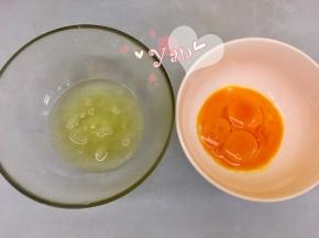3、分离蛋黄蛋清至无油无水的盆中，蛋清放冰箱冷冻（或冷藏）备用，冷冻效果更好一些，翻拌时不易消泡。