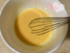 4、蛋黄打散，加入玉米油、牛奶和百香果汁搅打均匀。