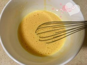 4、蛋黄打散，加入玉米油、牛奶和百香果汁搅打均匀。