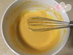 5、筛入低筋粉搅拌至无颗粒。