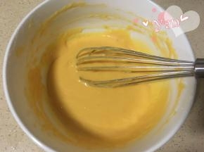 5、筛入低筋粉搅拌至无颗粒。