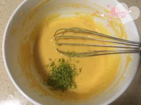 6、加入青柠皮屑拌匀。