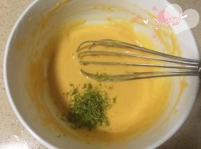 6、加入青柠皮屑拌匀。