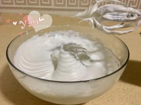 7、取出冷冻的蛋清，分三次加入糖打发至提起打蛋头呈直立的小小弯钩状态。