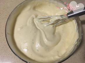 9、最后将剩余的蛋黄糊倒入蛋白盆中，翻拌均匀。