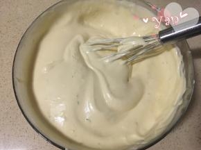 9、最后将剩余的蛋黄糊倒入蛋白盆中，翻拌均匀。