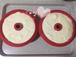 10、倒入模具里，轻轻震一下。多出来的蛋糕糊放纸杯里。