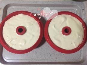 10、倒入模具里，轻轻震一下。多出来的蛋糕糊放纸杯里。