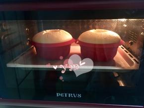 11、放入预热好的烤箱，150度烤45分钟。