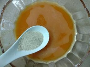 酵母和白糖放入南瓜汁搅匀，静置5分钟。