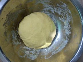 南瓜汁倒入面粉里揉成光滑面团。