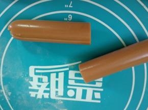 火腿肠去皮切成两段。